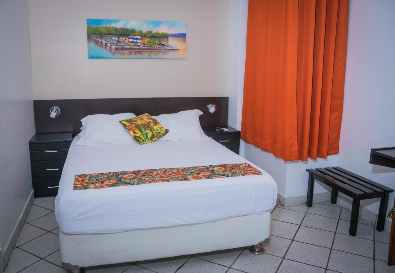 Hostal "Centrika" Tarapoto Eksteriør billede