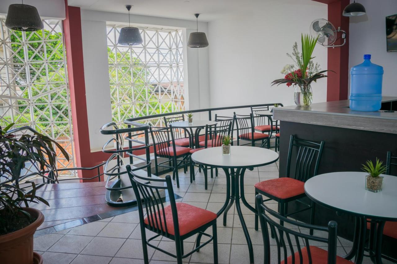 Hostal "Centrika" Tarapoto Eksteriør billede