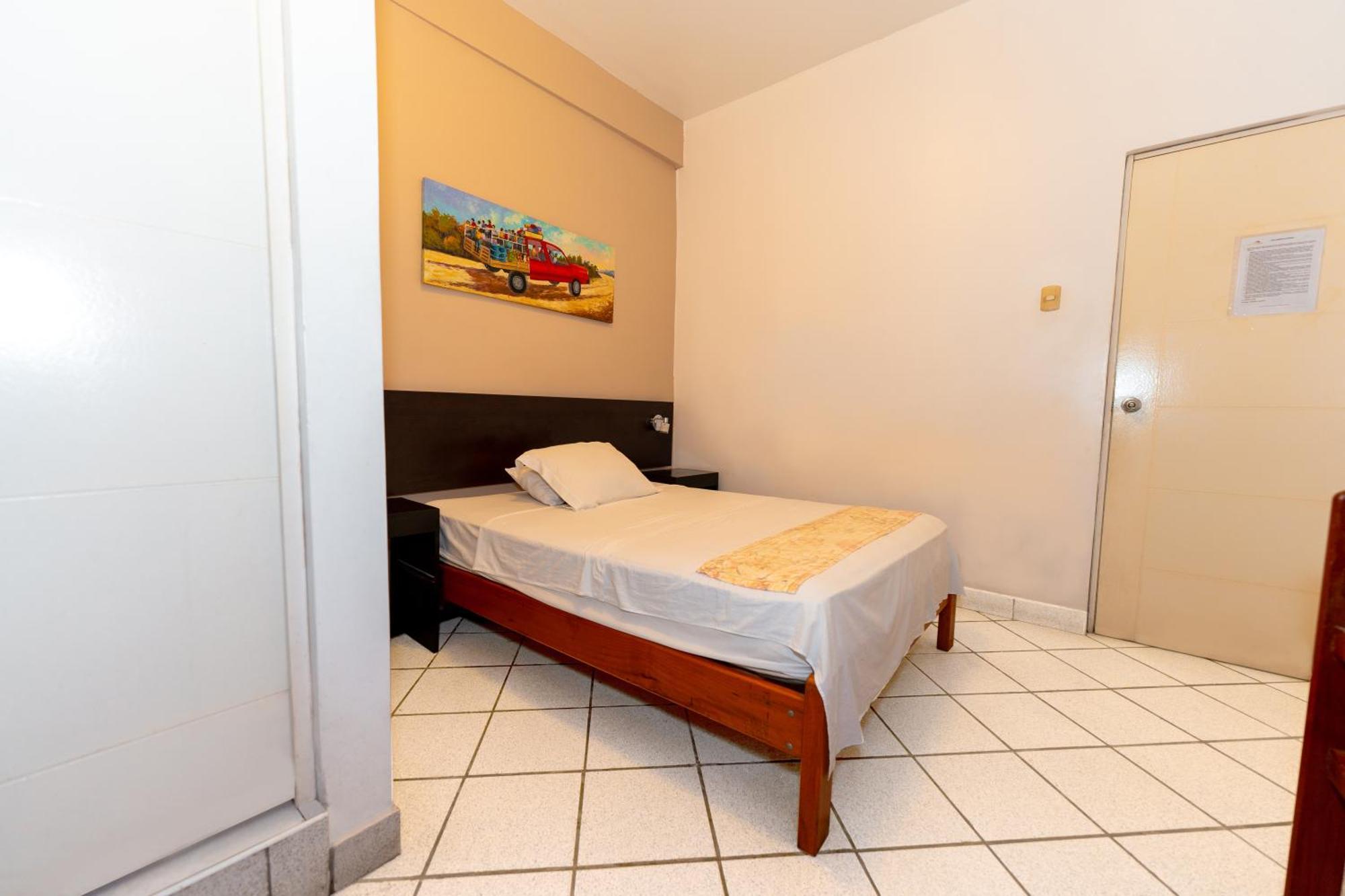 Hostal "Centrika" Tarapoto Eksteriør billede